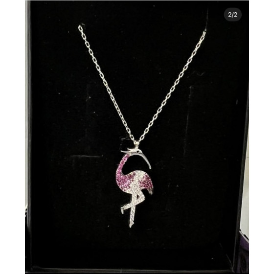 Få et strejf af sommerens lethed med vores Flamingo halskæde.